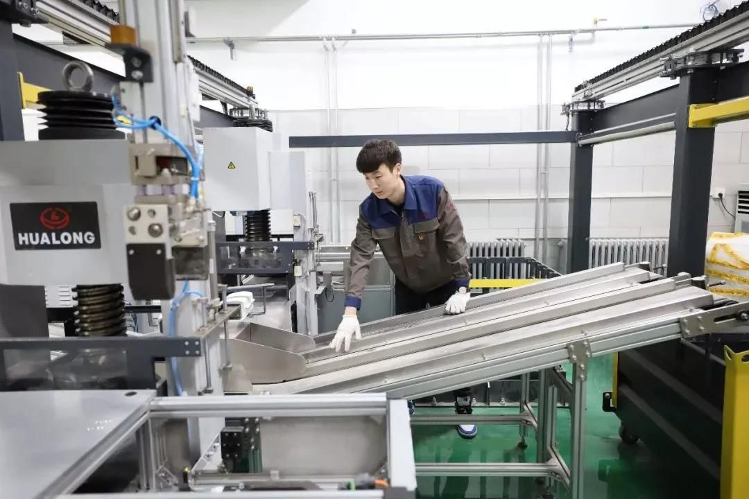 试验检测人员正在清理作业设备上的异物